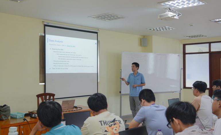 Tổng Kết Seminar "Phân Tích Dữ Liệu và Thực Nghiệm Từ Zero Tới Hero: Bài Toán Dự Báo Giá Chứng Khoán"