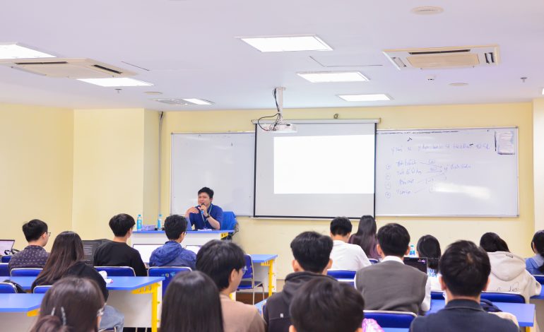 Tổng kết Seminar hỗ trợ NCKH SV chủ đề “Từ Ý Tưởng Đến Công Bố: Hành Trình Nghiên Cứu Trong Thương Mại Điện Tử"