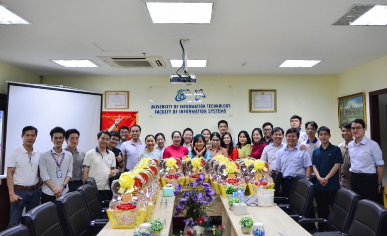 Công đoàn bộ phận Khoa Hệ thống Thông tin và Phòng Thí nghiệm Hệ thống Thông tin tổ chức hoạt động chăm lo Tết cho viên chức, người lao động năm 2026
